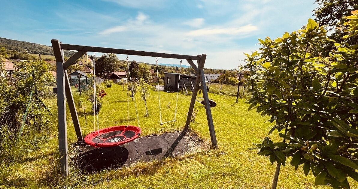 NA PREDAJ ATRAKTÍVNY POZEMOK V RÝCHLO SA ROZVÍJAJUCEJ OBCI LADICE S ROZLOHOU 863 M2, VHODNÝ AJ NA INVESTÍCIU ALEBO STAVBU RODINNÉHO DOMU