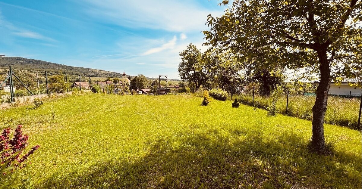 NA PREDAJ ATRAKTÍVNY POZEMOK V RÝCHLO SA ROZVÍJAJUCEJ OBCI LADICE S ROZLOHOU 863 M2, VHODNÝ AJ NA INVESTÍCIU ALEBO STAVBU RODINNÉHO DOMU