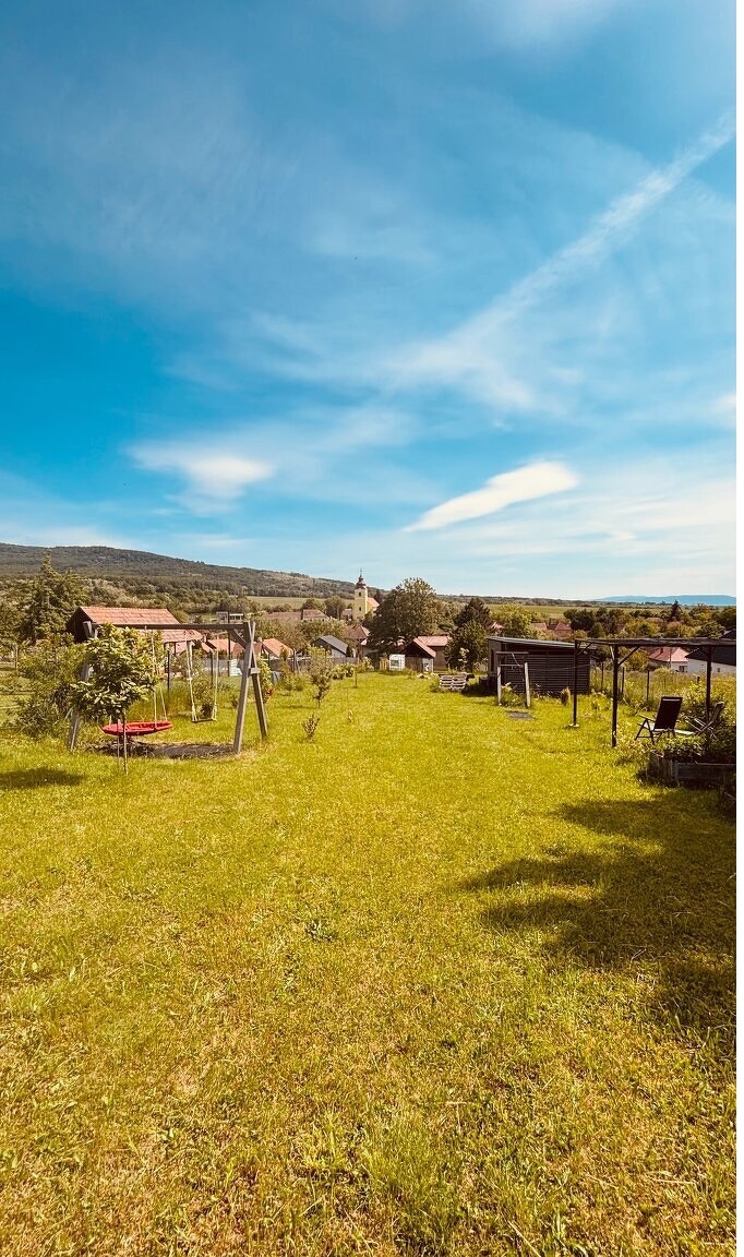 NA PREDAJ ATRAKTÍVNY POZEMOK  V  RÝCHLO SA ROZVÍJAJUCEJ  OBCI LADICE S ROZLOHOU 863 M2, VHODNÝ AJ NA INVESTÍCIU ALEBO STAVBU RODINNÉHO DOMU